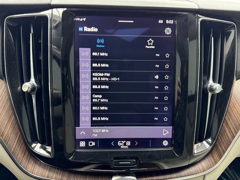 Used 2022 Volvo XC60 B5 Momentum w/ Protection Package Premier image 28