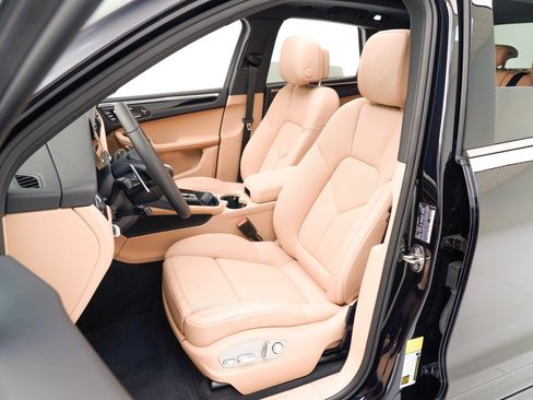 Certified 2026 Porsche Macan AWD/4WD image 5