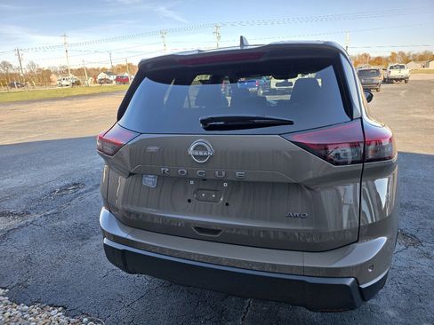 Used 2025 Nissan Rogue SV image 5