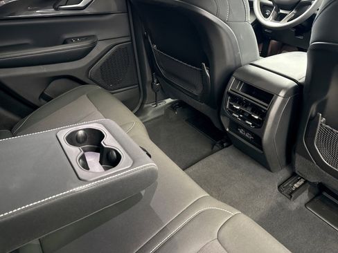 Used 2023 Jeep Grand Cherokee Laredo image 19