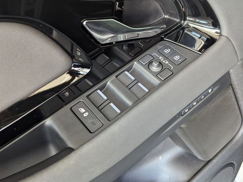 Used 2024 Land Rover Range Rover Evoque Dynamic SE image 32