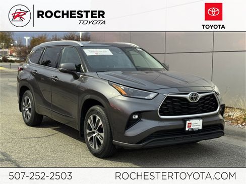 Certified 2022 Toyota Highlander XLE image 1