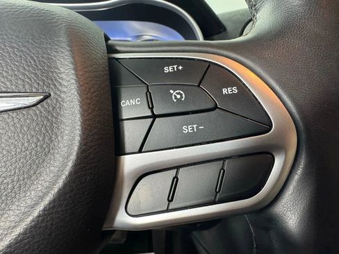 Used 2018 Chrysler 300 Limited AWD/4WD image 16