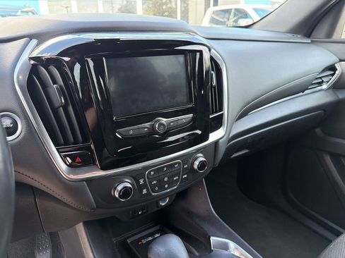 Used 2022 Chevrolet Traverse LT FWD image 12