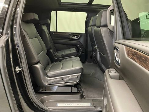 Used 2022 Chevrolet Suburban LT AWD/4WD image 17