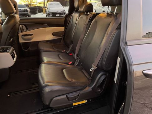 Used 2023 Kia Carnival LX image 25