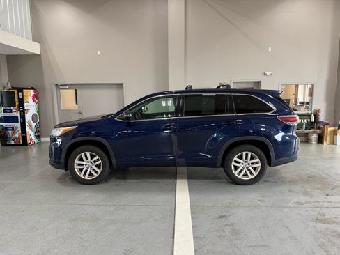 Used 2015 Toyota Highlander LE FWD image 1