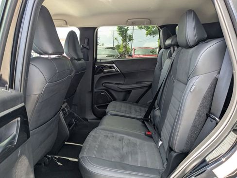 Used 2025 Mitsubishi Outlander SE FWD image 24