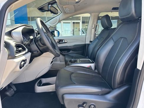 Used 2024 Chrysler Pacifica Touring-L FWD image 16