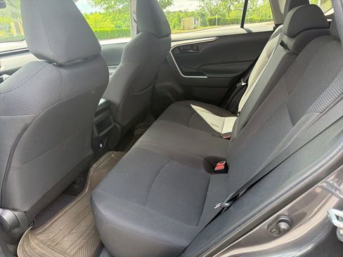 Used 2020 Toyota RAV4 LE FWD image 9