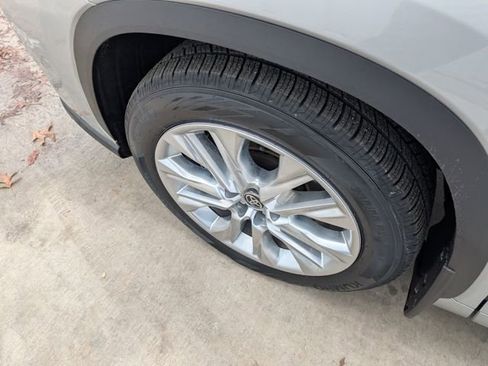 Used 2023 Toyota Highlander Limited image 8