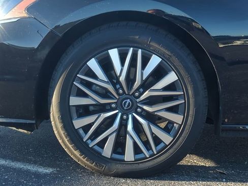 Used 2024 Nissan Altima 2.5 SV image 10