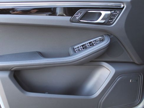 New 2026 Porsche Macan image 13