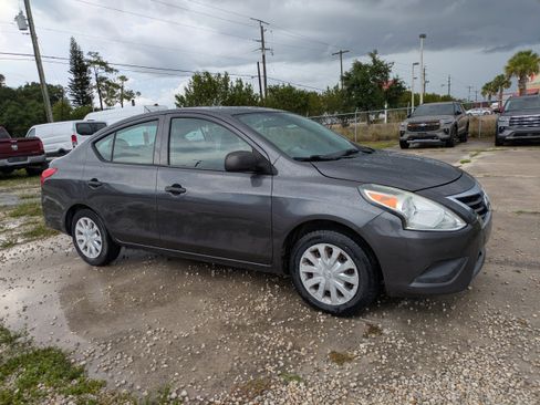Used 2015 Nissan Versa S FWD image 2