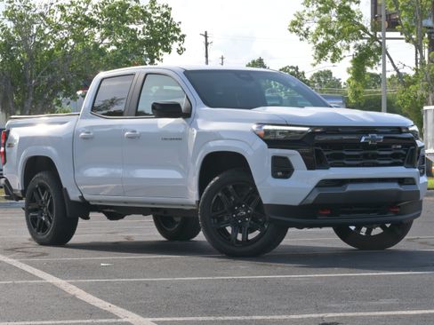 Used 2025 Chevrolet Colorado Z71 w/ Technology Package AWD/4WD image 2