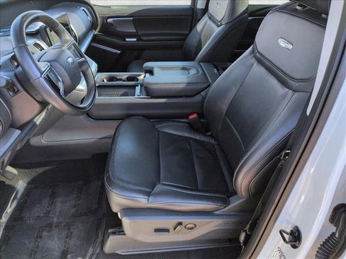 Used 2025 Ford Expedition Platinum image 17