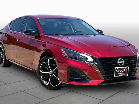 Used 2023 Nissan Altima 2.5 SR w/ SR Premium Package FWD image 3