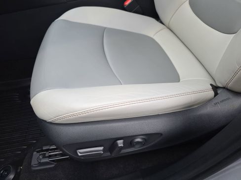 Used 2019 Toyota RAV4 XLE Premium image 28