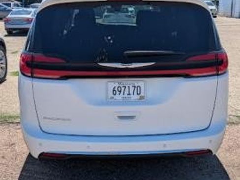Used 2023 Chrysler Pacifica Touring-L FWD image 6