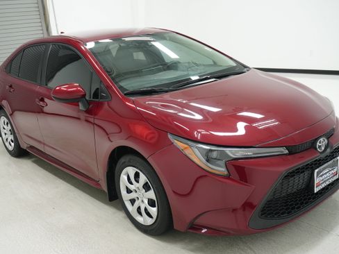 Used 2022 Toyota Corolla LE FWD image 3