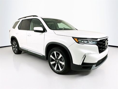 New 2025 Honda Pilot Touring image 2