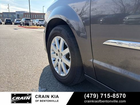 Used 2016 Chrysler Town & Country Touring image 10