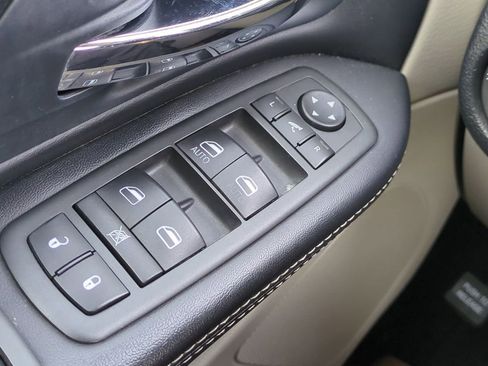 Used 2014 Chrysler Town & Country Touring-L image 41