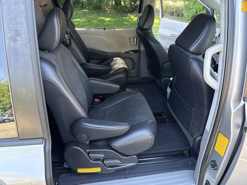 Used 2011 Toyota Sienna SE w/ Preferred Pkg FWD image 23