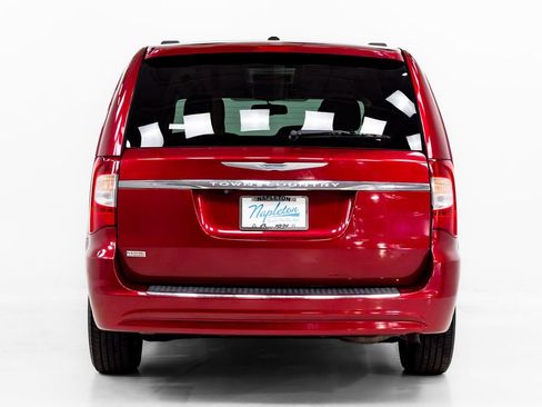 Used 2014 Chrysler Town & Country Touring FWD image 27