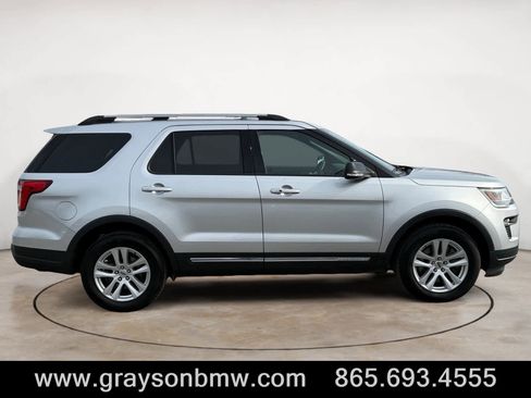 Used 2022 Ford Explorer XLT image 2