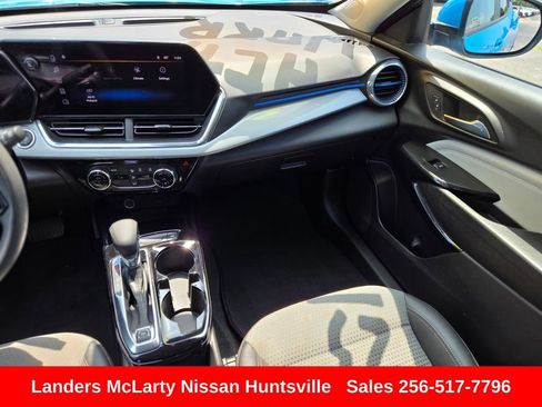 Used 2025 Chevrolet Trax LT FWD image 16