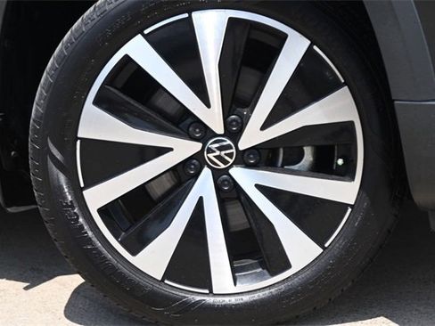 Certified 2024 Volkswagen Taos SE image 7