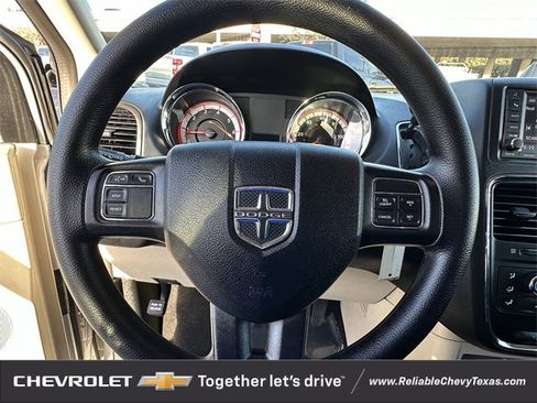 Used 2018 Dodge Grand Caravan SE w/ UConnect Hands-Free Group image 13