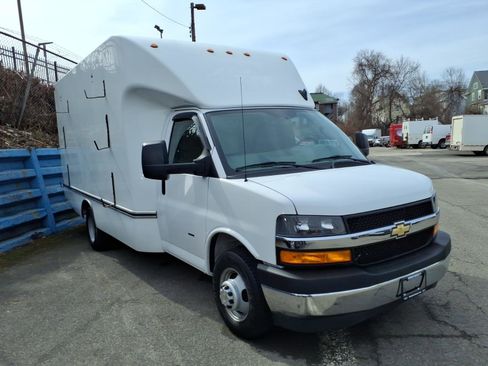 Used 2021 Chevrolet Express 3500 w/ Power Convenience Package RWD image 3