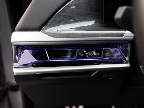 Used 2024 BMW 760i xDrive w/ Premium Package 2 image 24