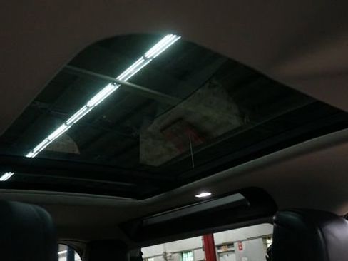 Used 2023 Land Rover Defender 90 S image 34