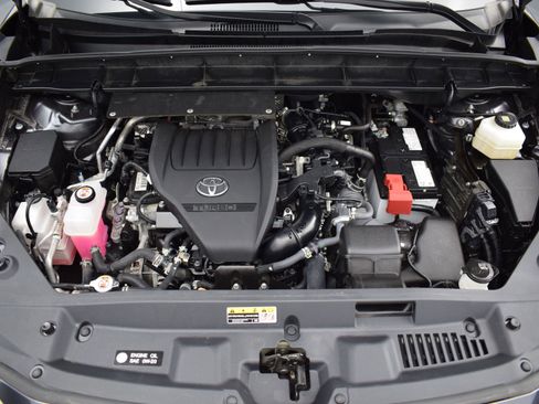 Used 2024 Toyota Highlander LE image 9