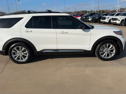 Used 2021 Ford Explorer XLT w/ Equipment Group 202A image 9