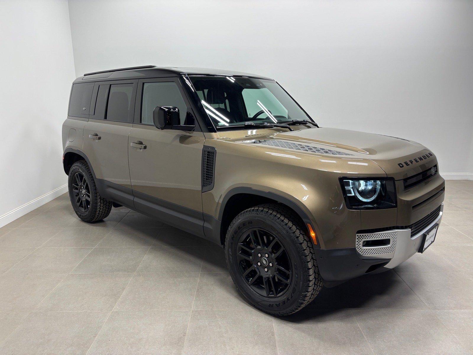 Used 2023 Land Rover Defender 110 S AWD/4WD image 5