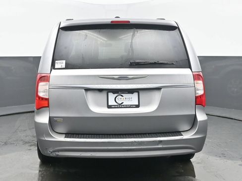 Used 2013 Chrysler Town & Country Touring image 5