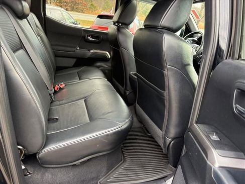 Used 2018 Toyota Tacoma SR image 18