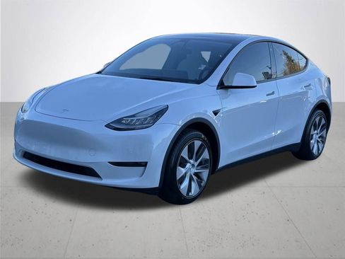 Used 2022 Tesla Model Y Long Range image 2
