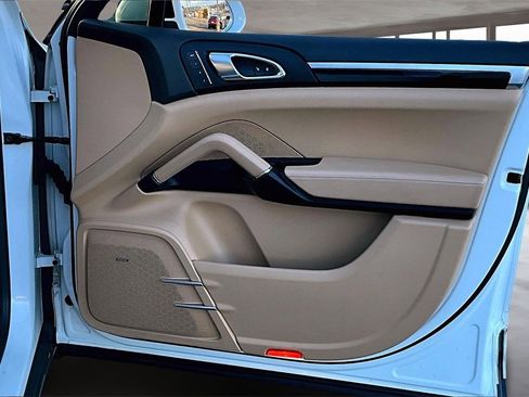 Used 2016 Porsche Cayenne image 24