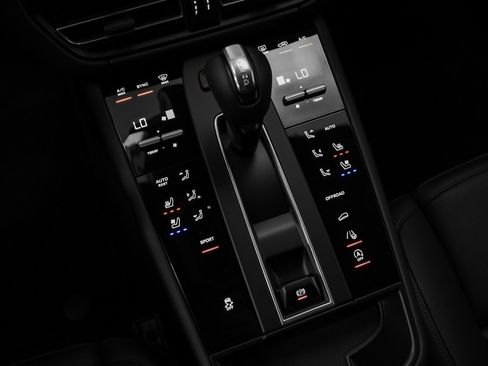 Certified 2025 Porsche Macan image 32