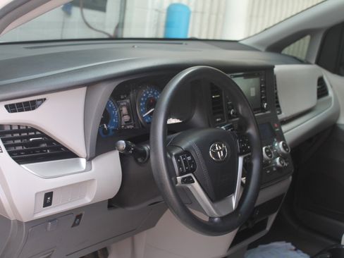 Used 2018 Toyota Sienna LE image 23