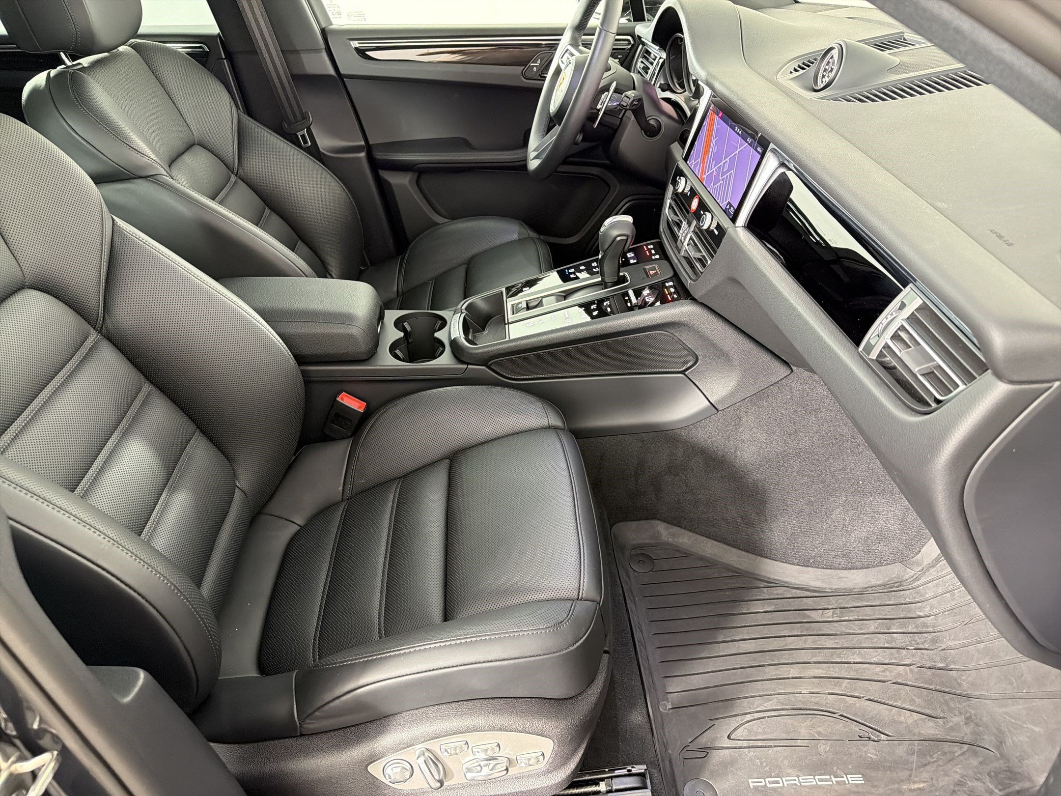 Certified 2026 Porsche Macan AWD/4WD image 30