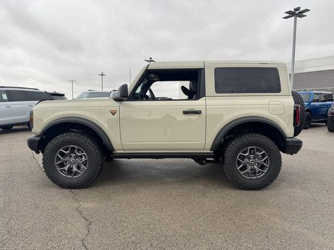 New 2025 Ford Bronco Badlands image 3