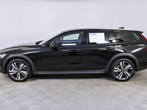 Certified 2025 Volvo V60 B5 Cross Country Plus image 2