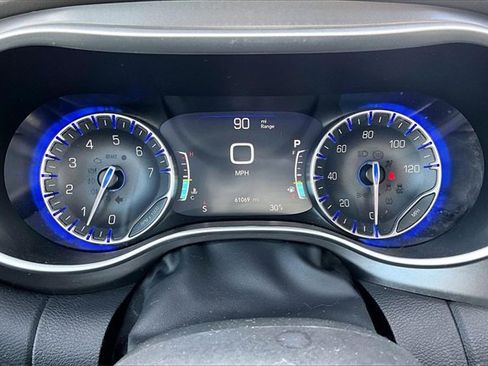 Used 2024 Chrysler Pacifica Touring-L image 20