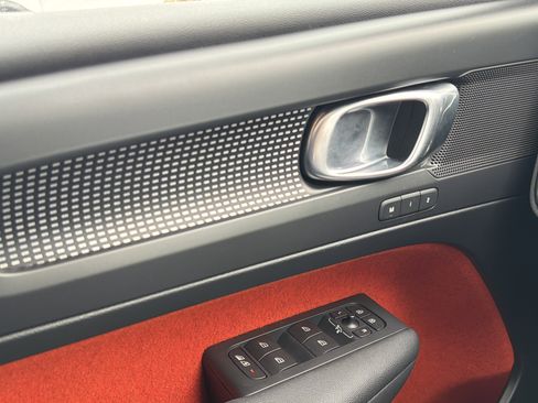 Used 2019 Volvo XC40 T5 R-Design image 25